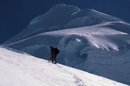 Escalando o Cololo, Apolobamba, Bolívia. Foto de Waldemar Niclevicz.