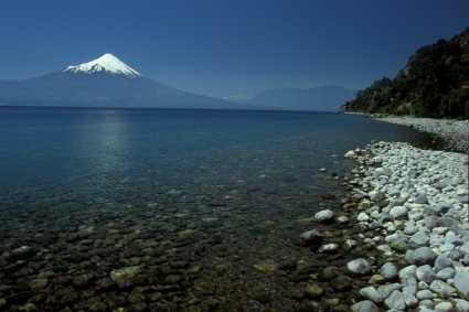Lago LLanquihue com o Vulcão Osorno, Chile. Foto de Waldemar Niclevicz.