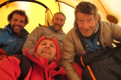 O companheirismo sempre será um dos pontos fortes do Alpinismo: Carlos Martinez, Tente Lagunillas, Carlos Soria e Waldemar Niclevicz no Annapurna, em 2012.