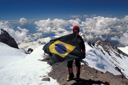 Waldemar Niclevicz no cume do Elbrus, a maior montanha da Europa, sul da Rússia.