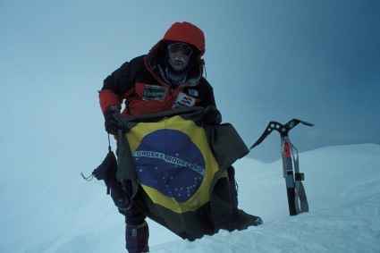 Waldemar Niclevicz no cume do Mc Kinley, a maior montanha da América do Norte. Autorretrato.