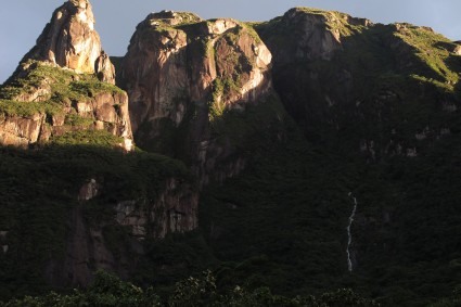 O Marumbi na Serra do Mar PR, um dos principais berços do montanhismo brasileiro. Foto de Waldemar Niclevicz.