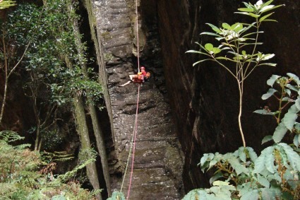 Waldemar Niclevicz rapelando o Desfiladeiro das Catedrais, Marumbi, PR. Foto de Silvia Bonora.