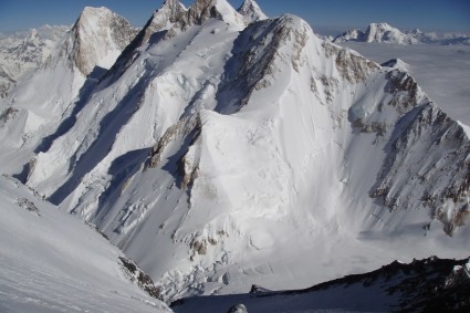 Vista durante a escalada do Gasherbrum I ou Hidden Peak, Paquistão.  Foto de Niclevicz.