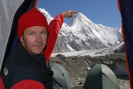 Waldemar Niclevicz apontando o objetivo alcançado, o Khan Tengri (7.010m), no Quirguistão.