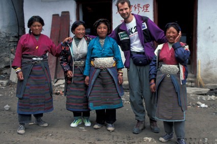 Waldemar Niclevicz com tibetanas. Foto de Abele Blanc.