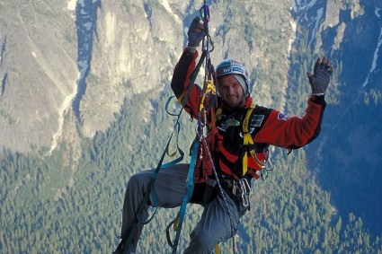 Waldemar Niclevicz durante a escalada do El Capitan. Foto de Dalio Zipin.