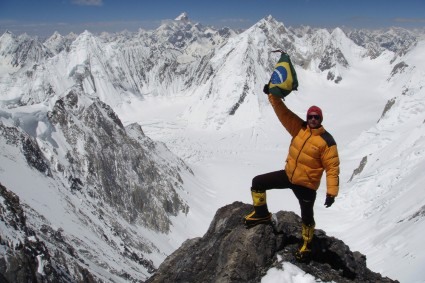 Waldemar Niclevicz durante a escalada do Gasherbrum I ou Hidden Peak, Paquistão
