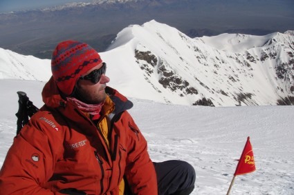 Waldemar Niclevicz durante a escalada do Pico Lenin, Quirguistão. Foto de Irivan Burda.