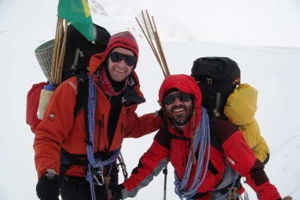 Waldemar Niclevicz e Irivan Burda no Gasherbrum I. Foto de Hernan Wilke.
