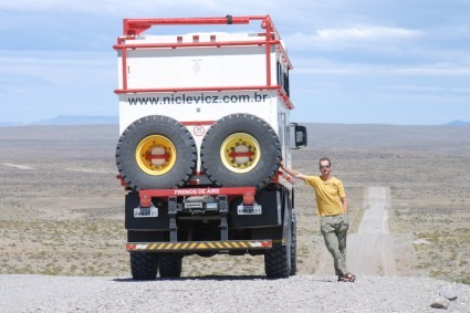 Waldemar Niclevicz e seu caminhão Andino, na Patagônia Argentina. Foto de Flávio Cantelli