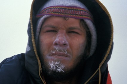 Waldemar Niclevicz no cume do Aconcágua, a maior montanha das Américas, em 1988, marco inicial da sua carreira profissional de alpinista.