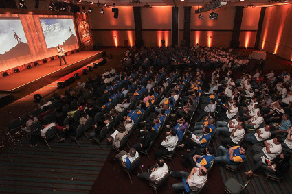Waldemar Niclevicz em palestra para a Arcor