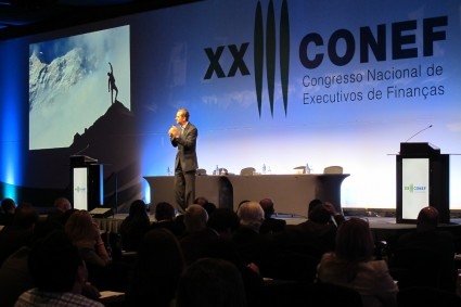 Waldemar Niclevicz em palestra para o Instituto Brasileiro de Executivos de Finanças, em 2012.