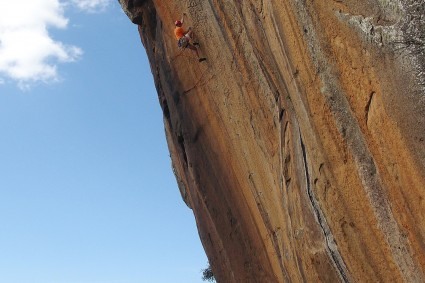 Waldemar Niclevicz escalando o Enferrujado, Marumbi, PR. Foto de Rossana Reis.