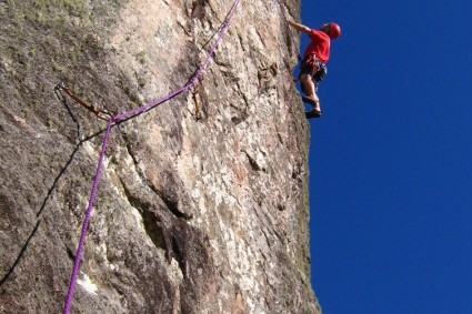 Waldemar Niclevicz escalando a Morcego, Marumbi, PR.