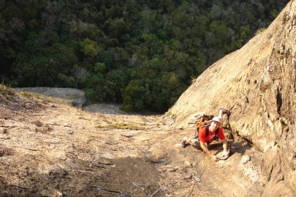 Waldemar Niclevicz escalando a  "Waldo" no Pão de Açucar, RJ. Foto de Eduardo Mazza.