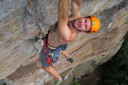 Waldemar Niclevicz escalando em São Luiz do Purunã, em 2011, PR. Foto de Edmilsn Padilha