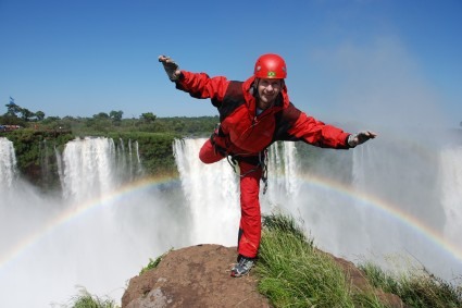 Waldemar Niclevicz nas Cataratas do Iguaçu. Foto de Zig Koch.