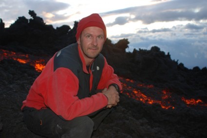 Waldemar Niclevicz no Vulcão Pacaya, Guatemala.