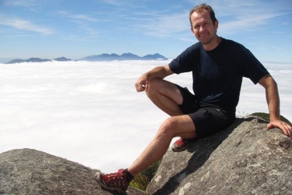 Waldemar Niclevicz no alto do Marumbi (1.539m), Serra do Mar do Paraná. Foto de Silvia Bonora.