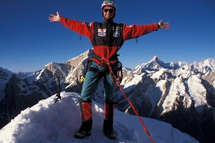 Waldemar Niclevicz no cume da Trango Tower, em 2001, a maior torre de granito do mundo, Paquistão. Foto de Marcelo Santos.