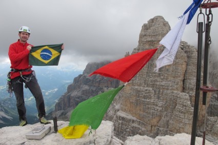 Waldemar Niclevicz no cume do Campanile Basso, em 2011, Dolomitas, Itália. Foto de Eiki Igaki.