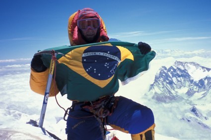 Waldemar Niclevicz no cume do Everest, em 2005. Foto de Irivan Burda.
