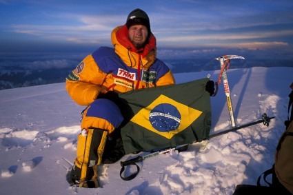 Waldemar Niclevicz no cume do K2, Paquistão. Foto de Abele Blanc.