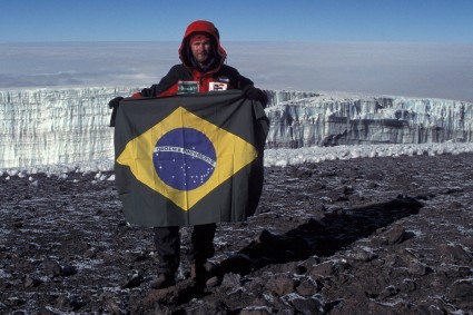 Waldemar Niclevicz no cume do Kilimanjaro, a maior montanha da África, Tanzânia.