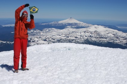 Waldemar Niclevicz no cume do Lanin, na fronteira da Argentina e Chile. Foto de Flávio Cantelli.