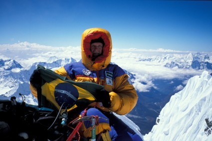 Waldemar Niclevicz no cume do Lhotse, em 2002, a quarta maior montanha do mundo. Foto de Irivan Burda.