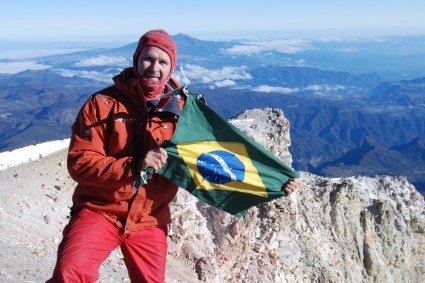 Waldemar Niclevicz no cume do Orizaba, a maior montanha do México.