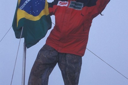 Waldemar Niclevicz no cume do Pico da Neblina, em 2000, a maior montanha do Brasil. Foto de Franzoni.