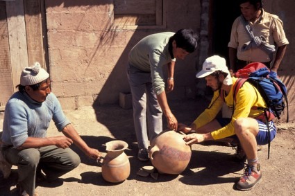 Waldemar Niclevicz no sitio arqueológico de Pisac, em 1989, Peru.