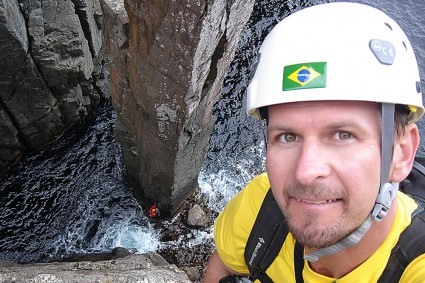 Waldemar Niclevicz prestes a enfrentar o Totem Pole na Tasmânia, Austrália. Foto de Lee Cossey.