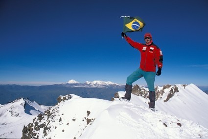 Waldemar Niclevicz no cume do Mismi (5.597m), montanha que detém as nascentes do Rio Amazonas, Peru.