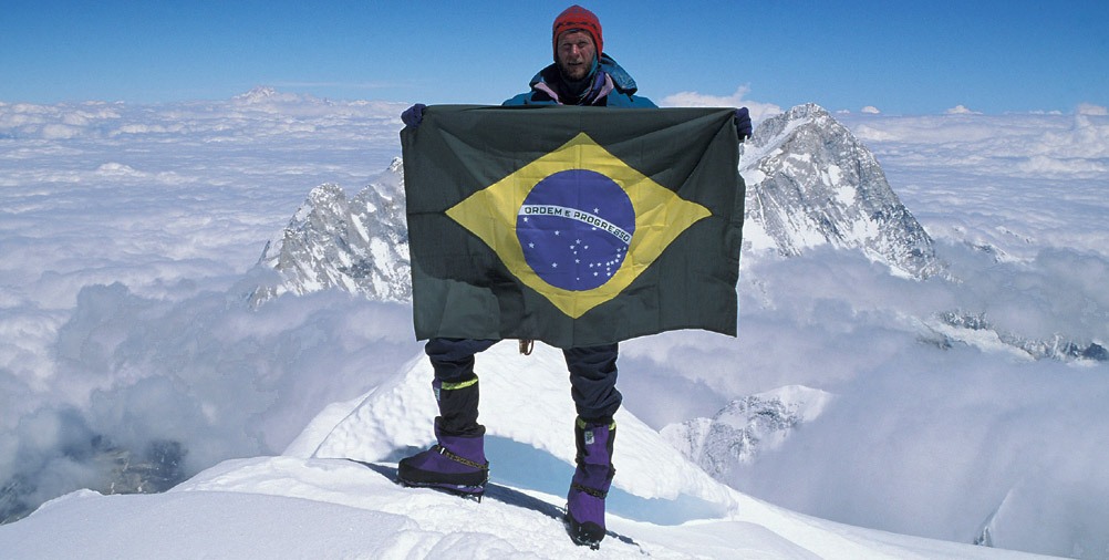 21Waldemar Niclevicz no cume do Everest, em 1995. Foto de M. Catão
