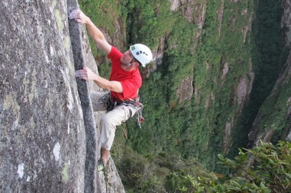 23 Waldemar Niclevicz escalando a Agulha do Diabo, Teresópolis RJ.