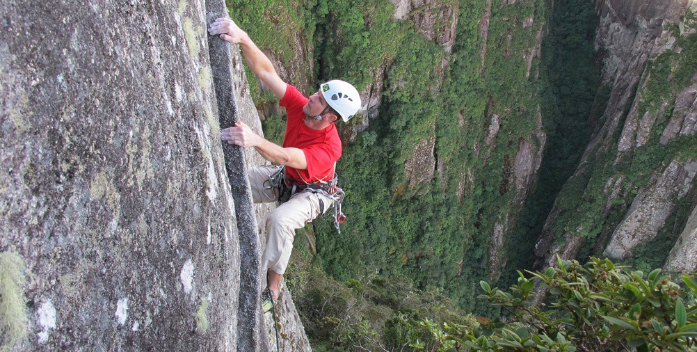23 Waldemar Niclevicz escalando a Agulha do Diabo, Teresópolis RJ.