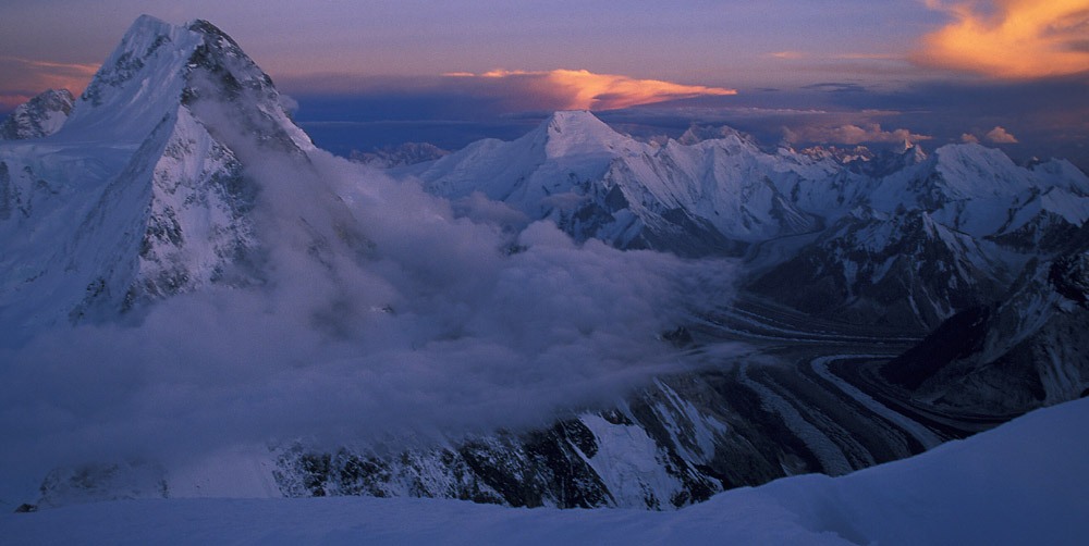 27 Entardecer visto dos 7.450m do K2. Foto de Niclevicz