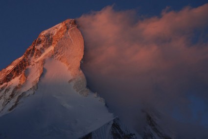 29 O Khan Tengri (7.010m) ao entardecer, Quiguistão. Foto de W. Niclevicz