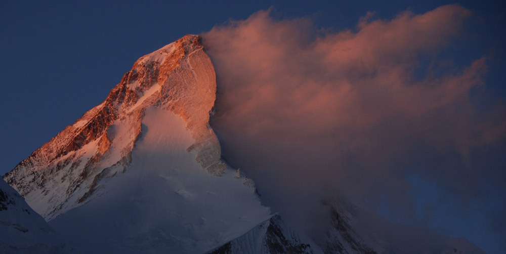 29 O Khan Tengri (7.010m) ao entardecer, Quiguistão. Foto de W. Niclevicz