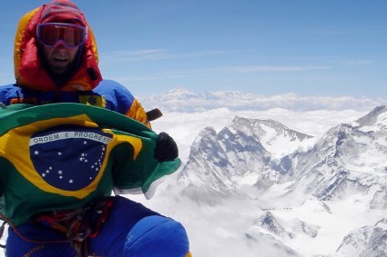 30 Waldemar Niclevicz no cume do Everest, em 2005