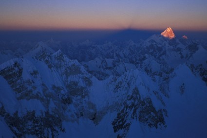 33 Amanhecer durante a escalada do Gasherbrum II, Paquistão. Foto de Niclevicz