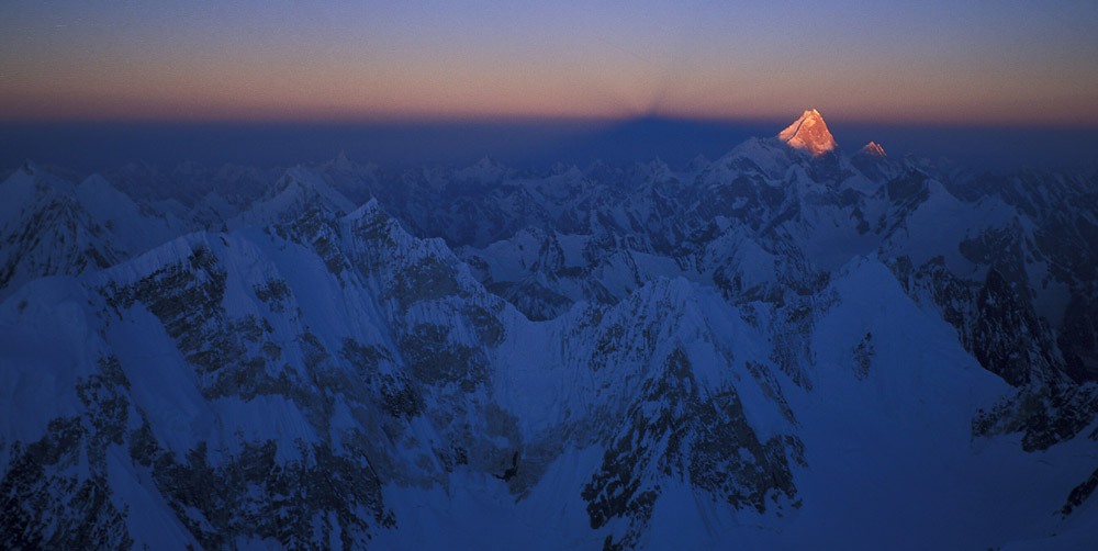 33 Amanhecer durante a escalada do Gasherbrum II, Paquistão. Foto de Niclevicz