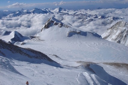 A 7.700m, rumo ao acamp 3 do Makalu, em 2008. Foto de Waldemar Niclevicz.