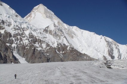 A caminho do acampamento 1 com o Khan Tengri ao fundo. Foto de Waldemar Niclevicz.