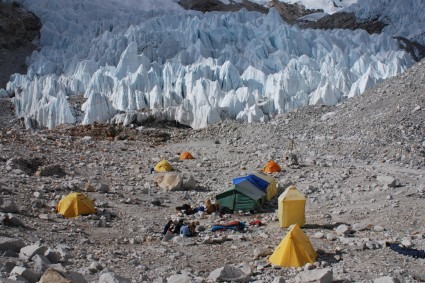 Acampamento-base do Makalu em 2007. Foto de Waldemar Niclevicz.