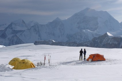 Acampamento 1 (6.100m) em 2007, Baruntse ao fundo. Foto de Waldemar Niclevicz.